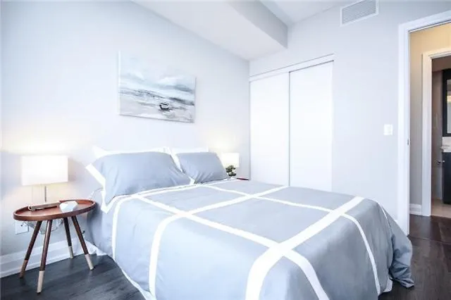 Apartment Kashaneh At Hallmark Toronto